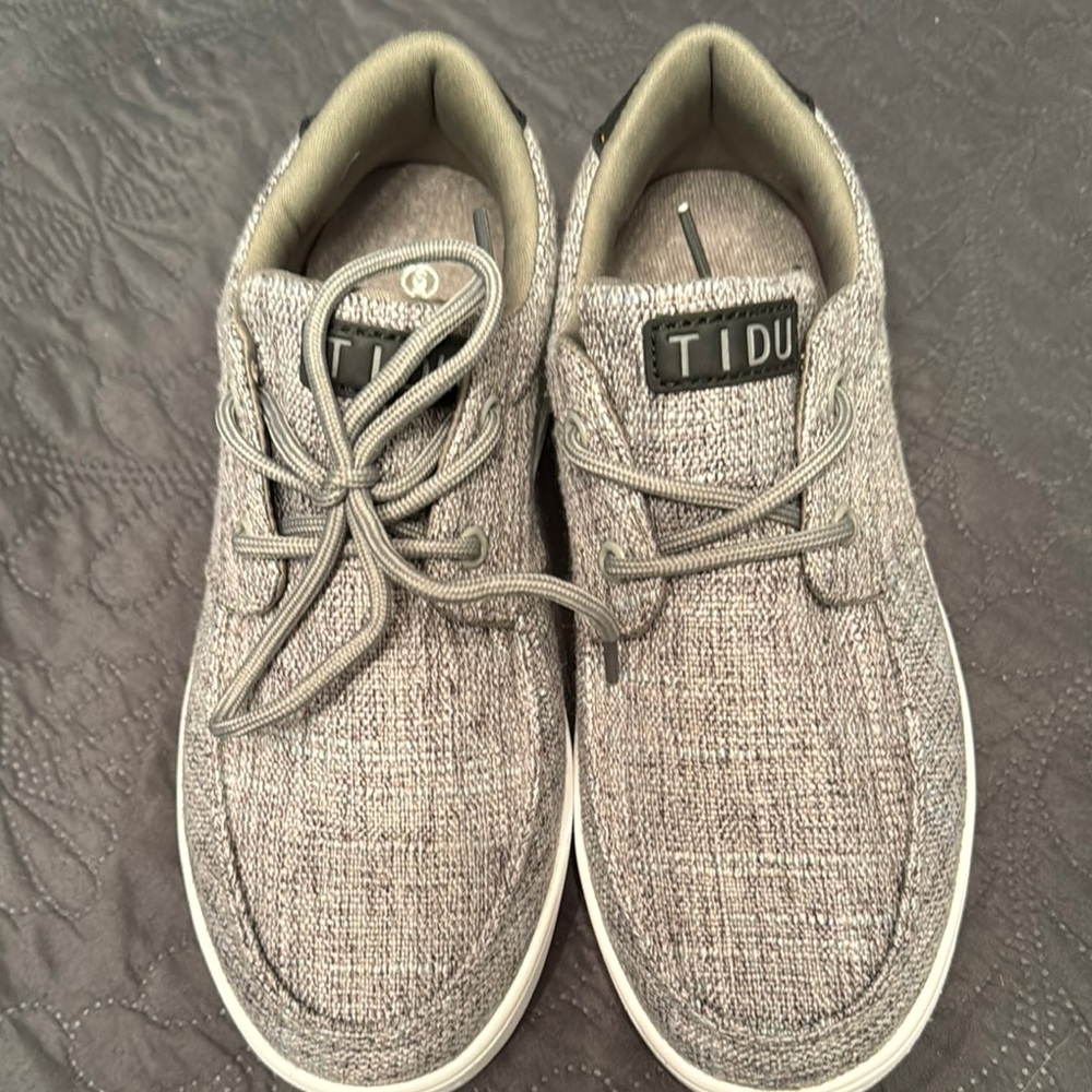 Heather Gray Minimalist Sneakers with Textured Fabric and White Sole